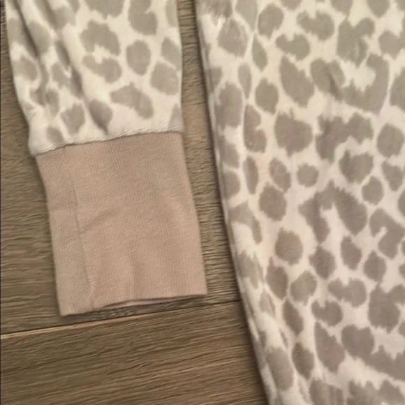 Victoria’s Secret Leopard Print Velour Hoodie - Oversized Fits Small - Picture 3 of 4